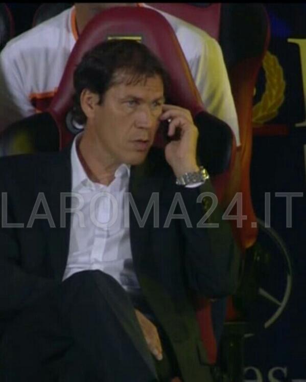 Roma: Garcia al telefono durante la partita (FOTO) 34 BSiY frIcAA1Eb8