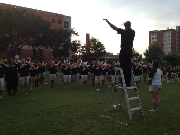 USMPride's tweet photo. @USMDrB conducting @USMPride for Pride Preview night http://t.co/SLDceAxqw1
