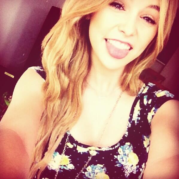 Leahx33_'s tweet photo. Why can't I be normal? : 3 http://t.co/SJ0JiMxXAt