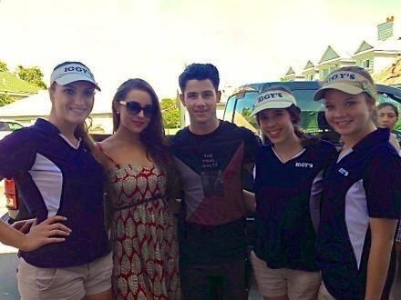 WeNeed_Jonas's tweet photo. Nick e Olivia hoje http://t.co/bXXUhGA7so
