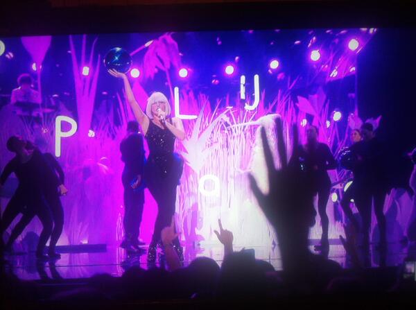 NYPostModern's tweet photo. One second I'm a Koons, suddenly the Koons is me #gaga #MTV #VMAs http://t.co/ItPqjYX8jU