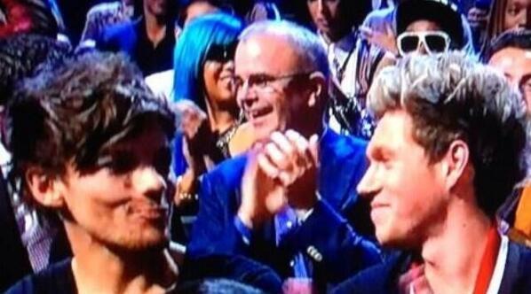 pusherIoveharry's tweet photo. NOUIS REACTION WHEN TAYLOR MADE HER SPEECH I LOVE THEM SO MUCH http://t.co/8lNynALnXH