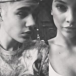 HechosJ______'s tweet photo. #SabiasQue se rumorea que Selena Gomez invito a J__  ha su fiesta de cumpleaños. #J__Hechos. http://t.co/sZmYtG71JE