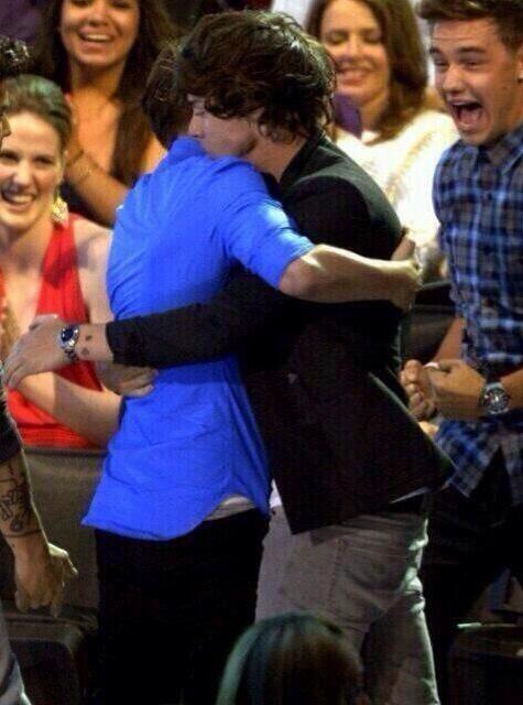 honeyburntlips's tweet photo. But when this happened last year they were half as famous do you hear me crying #voteonedirection http://t.co/UPSlwxWfE4