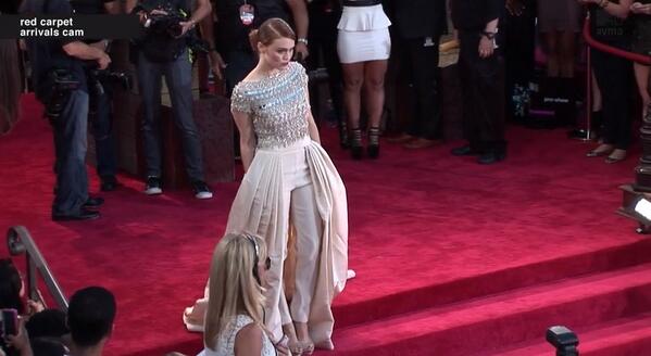 myheropaul's tweet photo. HOLLAND RODEN AT VMA's RED CARPET OMG SHE IS FLAWLESS GRJHGIJGJJ http://t.co/7WBumZeV0y