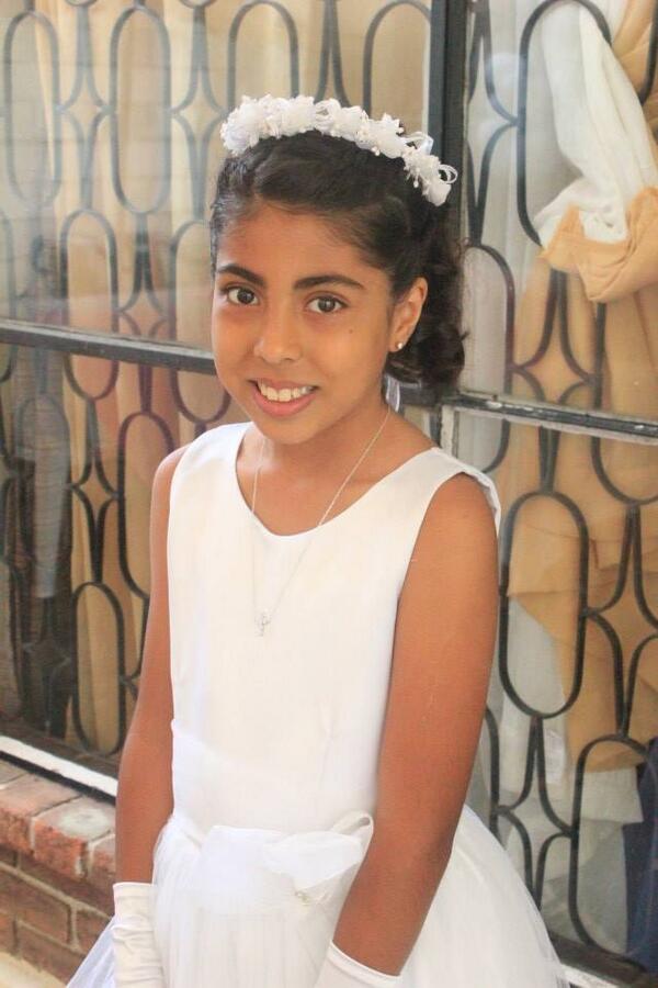 Mi negrita Sophia, en su primera comunión. Solo deseo que diosito te llene de muchas bendiciones!!!