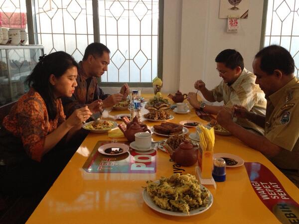 TehpociID's tweet photo. @gwirjawan menikmati makan pagi di warung tuti toyo tegal @infotegal http://t.co/NYnezbxMsE