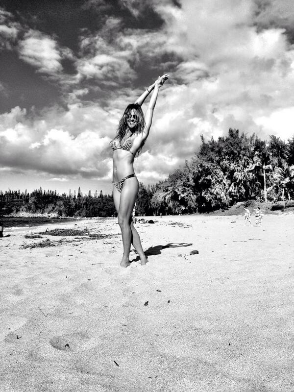 JillWagner's tweet photo. Love from Hawaii http://t.co/wxX2a4lRm4