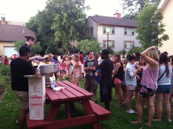 suziechec's tweet photo. @EdgewoodCollege Get in line for some goodies! #welcome2ec http://t.co/HxmObGBf61