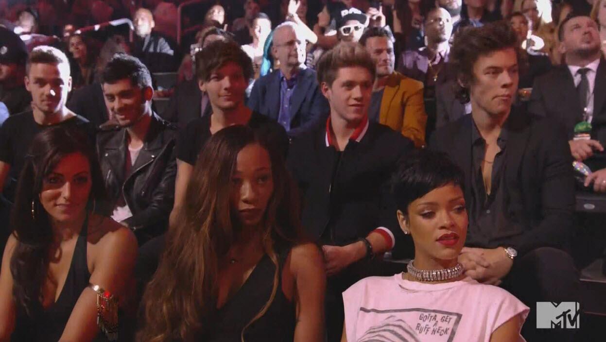 Эллен дедженерес селфи. Реакция звезд на папарацци. Саймон коуэлл и синитта. Папарацци звезд россия. Реакция человека.