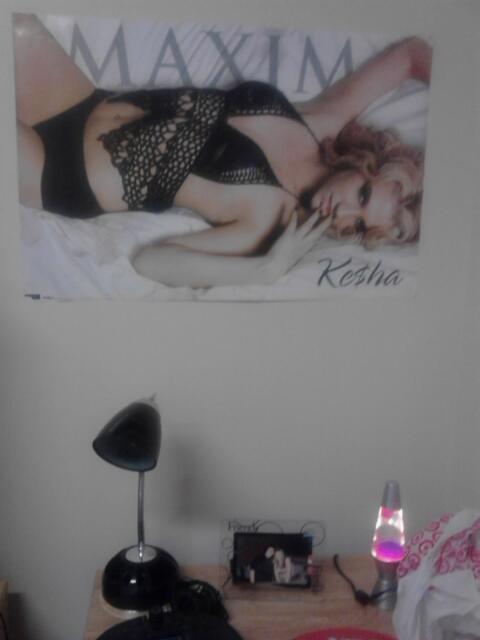TheKenoku's tweet photo. Home is where the heart is, so pretty much where ever my Kesha poster is. #FinallyUnPacked #SeniorYear http://t.co/UHG3c2QFOZ