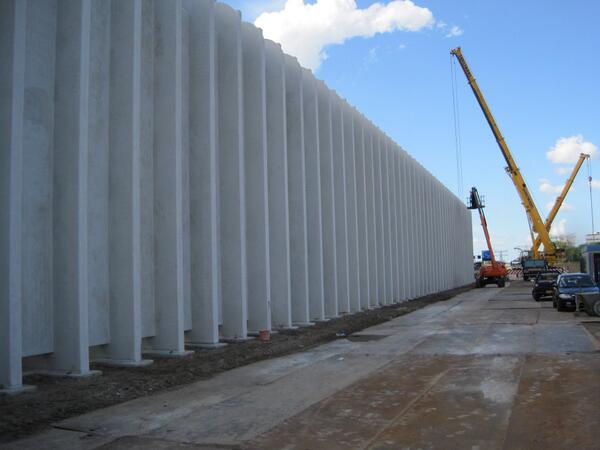 Geluidsscherm A2 in hoog tempo gemonteerd. Binnenkort foto's van de wegzijde!