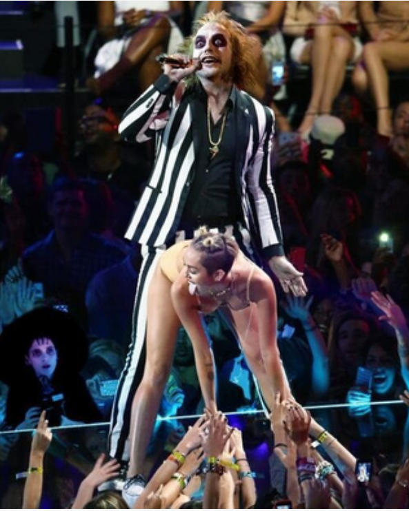 bdosurrey's tweet photo. Was that #beetlejuice on tonight's #VMAs  or @robinthicke dry humping @MileyCyrus no complaints here it was great http://t.co/NBmwsrARoX