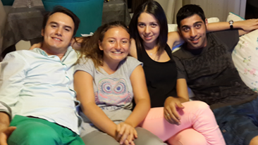 Ccli_Fann's tweet photo. Sinos'umn pembe pantolonuna Mustafa'min yesl pantolununa ölürüm:)♥ http://t.co/aJ7vT99QB5