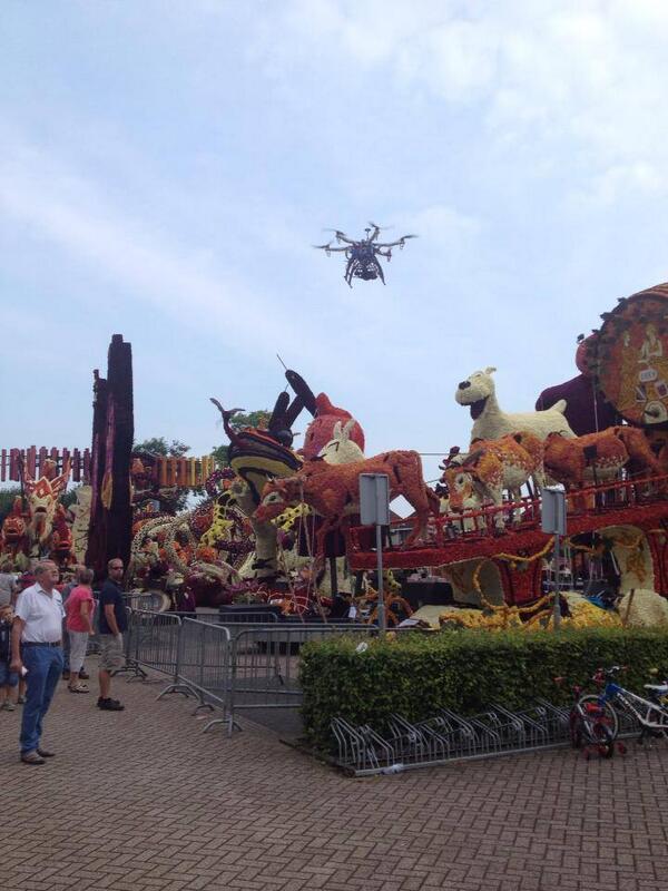 Onze Drone die luchtopnames maakt van de corsowagens #bloemencorso #Vollenhove #aerial #filming #drone