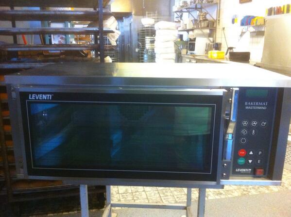 Te koop laventi dgt bakermat hetelucht oven met water aan en afvoer plus 4 plaatjes en tafel rvs.