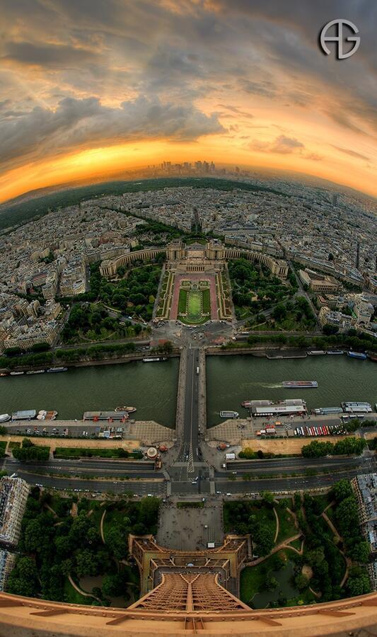 rybotics's tweet photo. Amazing view over Paris from the Eiffel Tower http://t.co/MoJErnVHvX