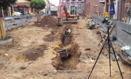 Umbau Rathausplatz Obernburg läuft ... Baufachleute und Archäologen arbeiten zusammen