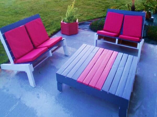 Idée récup du jour : un salon de jardin réalisé en palettes ! metamorphouse.fr/Idees-Deco/Mob…