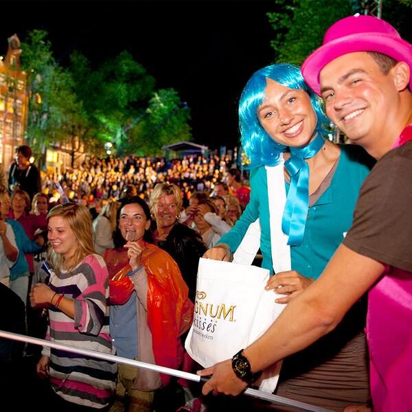 Ons promoteam deelde afgelopen zaterdag op het #Prinsengrachtfestival in Amsterdam #Magnum 5 Kisses uit.