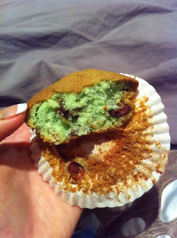 babbbbette's tweet photo. mijn zusje probeert me te vergiftigen met haar nazimuffins http://t.co/jNpMiJsY4J