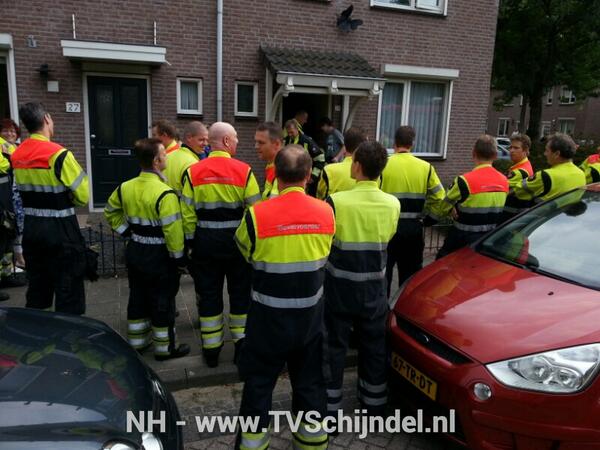 TVSchijndel's tweet photo. Brandweerman neemt afscheid na 25 jaar. Het complete korps met drie wagens verrassen hem. #Schijndel http://t.co/FAA6sInh0c