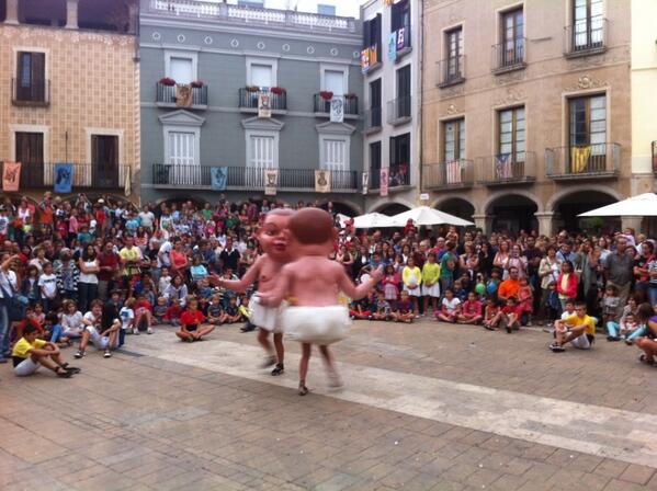 PiaTomeu's tweet photo. Mireu-nos com ballem a plaça! #fmigd http://t.co/nRKFncpKDI