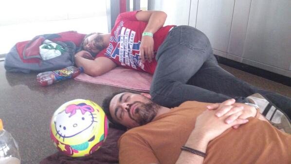 MC1MC10's tweet photo. Durmiendo en la estación a la espera del tren con mi buen amigo @Carlinxi http://t.co/Gwa1f8WEpa