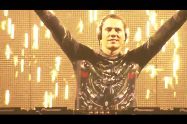 tiesto's tweet photo. #Happy RT @Yazzg13: @tiesto #Creamfields2013 #Amazing http://t.co/NCLOKXakL5