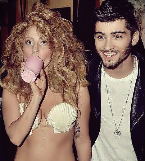 Lau_lavozkids's tweet photo. #ThanksLadyGagaForSupportOneDirection zayn estaba super emocionado al conocer a gaga awww http://t.co/5xaQLPdiq0