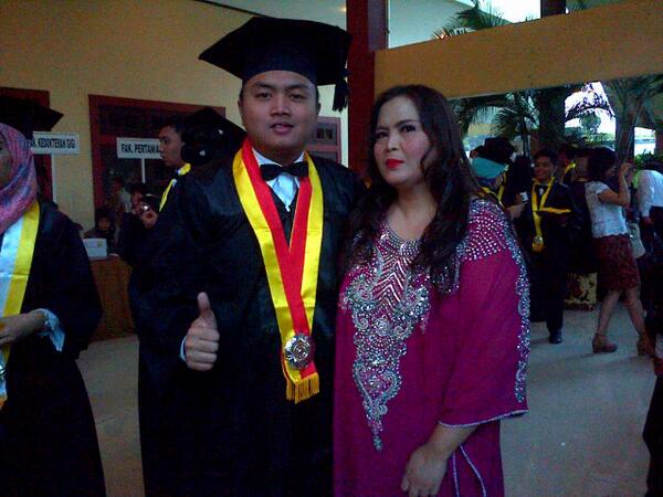 AlvinAlvano's tweet photo. Graduation Day!! http://t.co/RcR8G891PM