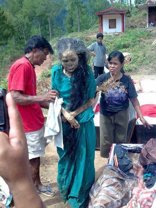 RipleyMX's tweet photo. En Indonesia un cadáver es llevado a la tumba sin necesidad de un ataúd, es despertado por magia negra y CAMINA SOLO. http://t.co/WeEDbjwWGG