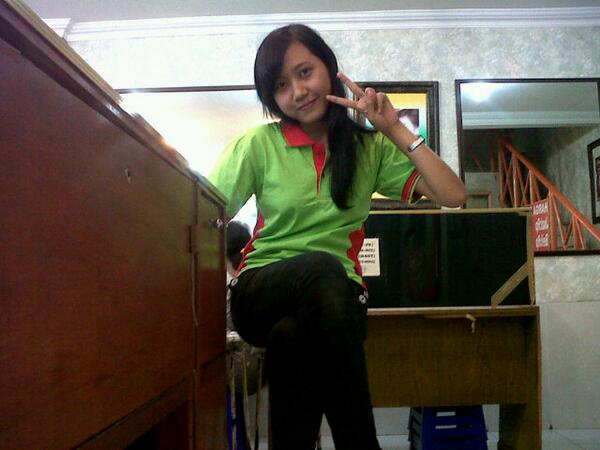 linachuni's tweet photo. Enaknya kerja gni nyantaaaii http://t.co/Ocx9d9ORse