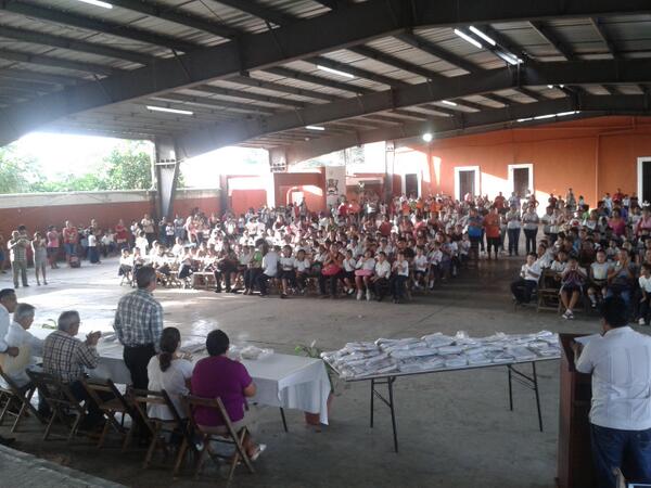 lnetomartinez's tweet photo. Esta mañana en Dzemul, excelente.respuesta al Programa #BienestarEscolar @RolandoZapataB @FelipeCervera @NerioTorresA http://t.co/0Y1S3Z7lHY