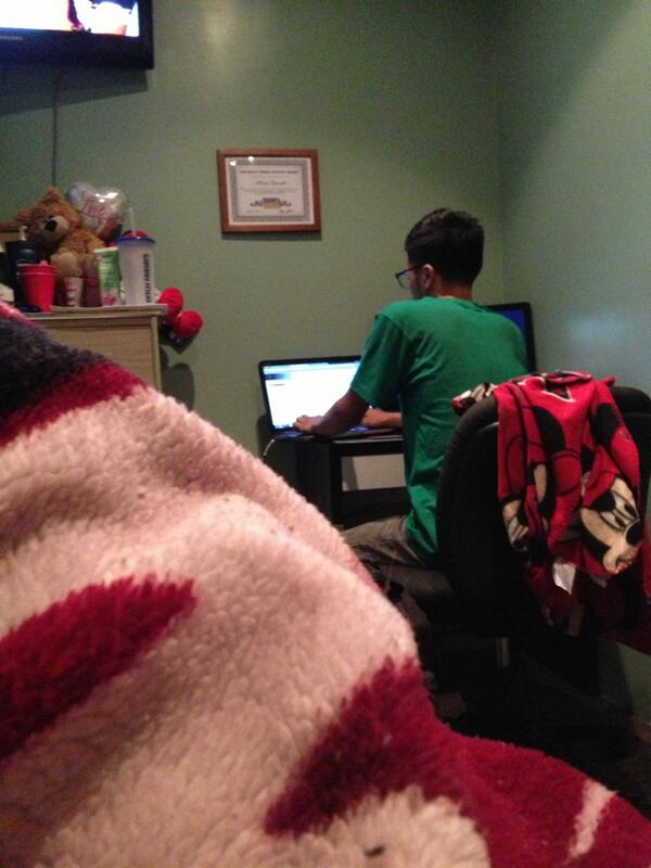 Aleesweetie_'s tweet image. And it begins! School mode: ON😫😢📝📚📖💻 #mynerd