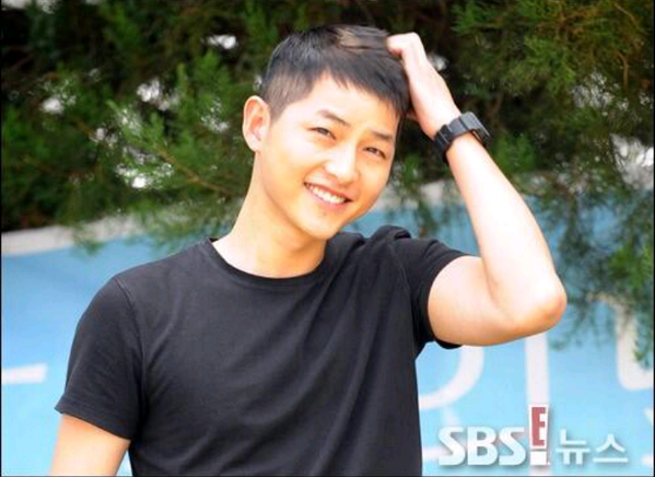 paprikyu's tweet photo. aww Joong Ki :'( http://t.co/GFAsQzrJFY look at that bright smile ;;
