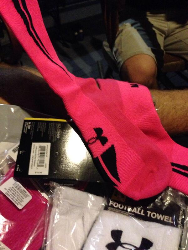 theonlymaloney_'s tweet image. Fresh pink socks for football #praccy #pink #breastcancer #getloud