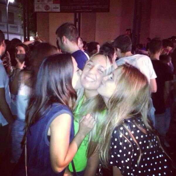 raquelcc18's tweet photo. Una noche grande con las más grandes @martiglescaste @rocioomp http://t.co/j4HfxWb4UJ