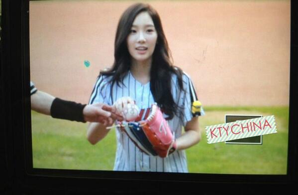 [PIC][27-08-2013]TaeYeon và SeoHyun ném bóng mở màn cho trận đấu bóng chày tại SVĐ Jamsil vào chiều nay BSq6g7xCYAAIC8w