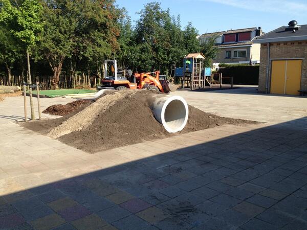 De podia, kruipbuizen en de diverse speelgelegenheden beginnen vorm aan te nemen @ Jozef-school Nootdorp