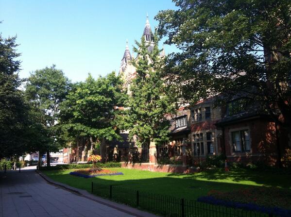 Never seen it so quiet, empty & beautiful on campus! @UniversityLeeds #schoolofhealthcare