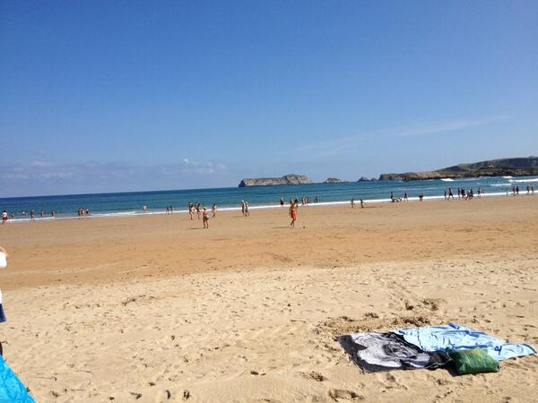 sjoerddb's tweet photo. Lekker aan het strand liggen en eindelijk weer eens zon! :D http://t.co/YKX7EuUk33