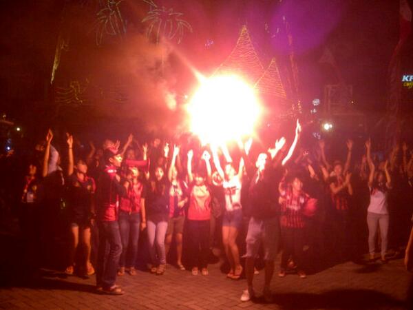 MilanistiOrId's tweet photo. Via @MisManCommunity: Salah satu aksi panggung #MIsMan di #ManadoCityFest2013 #RedFlare @MIsezManado http://t.co/F2tQ2h8ogG