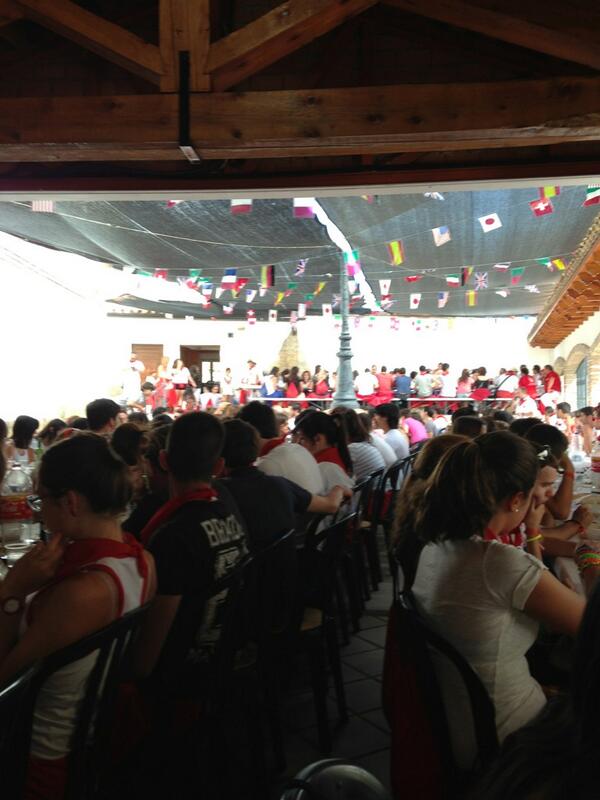 gelapm's tweet photo. Comida de la Peña @inma3_inma @LMRV78 @beacalahorra @somoslaphilips http://t.co/jefDYXEfNA