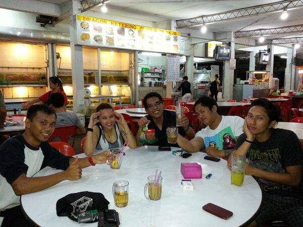 DangBandangs's tweet photo. Dang Bandangs lepak session. #rockingandrolling http://t.co/jmc8hrb3Wr