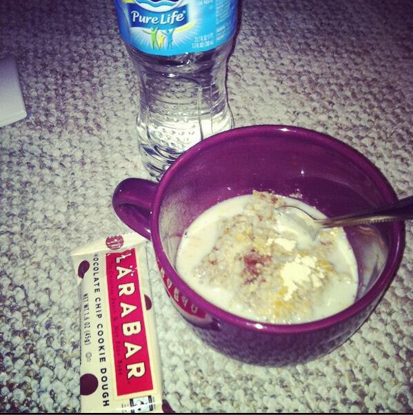 ThatFitCouple's tweet image. 7am breakfast👍Oatmeal w/almond milk, pb2, and cinnamon #twye