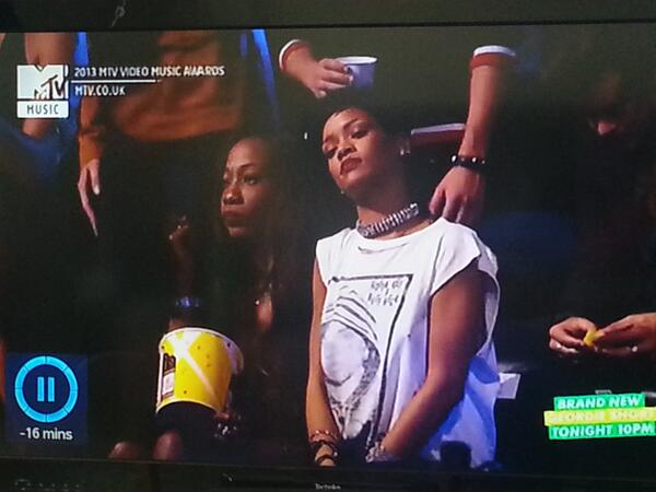 _OVOUK's tweet image. Finally watching @Drake's set from VMA's! Damn, @rihanna looked frosty!