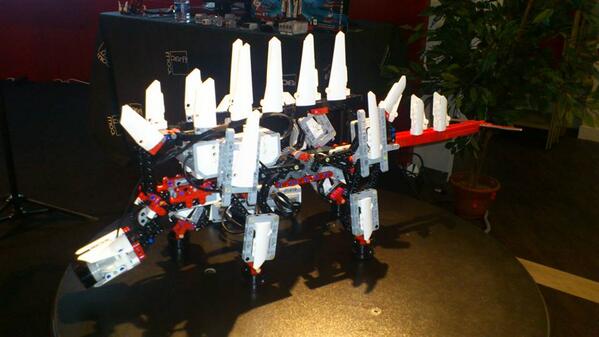 wifesgeek's tweet image. Encore un autre robots #Lego Mindstorms EV3 en avant premiere avec de nouvelles fonctionnalités. #PressMyWeb