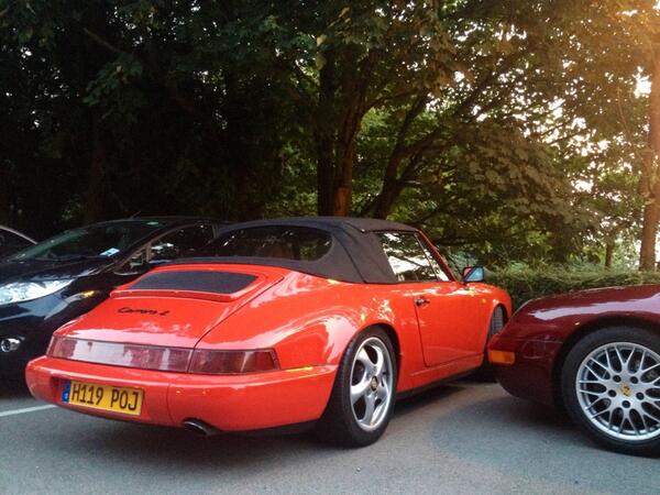 PorscheClubR13's tweet photo. A lot of convertibles out this evening. 964 here. http://t.co/5tr3K13usJ