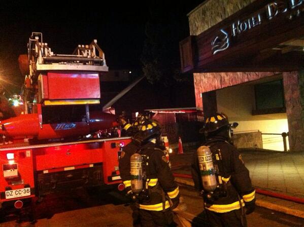 Bomberos d la ciudad lacustre trabajando en principio d incendio en hotel de casino dreams @RNE_CtrlAustral